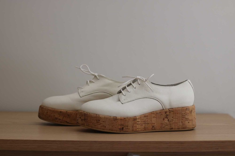 Sapatos plataforma em pele