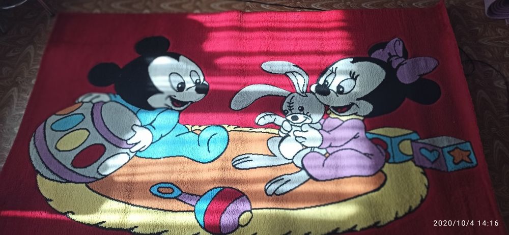 Яркий, красочный ковер.