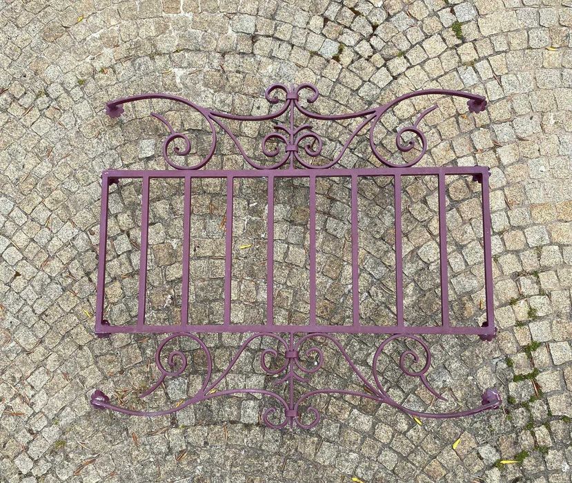 Grades de janelas em ferro de cor bordô