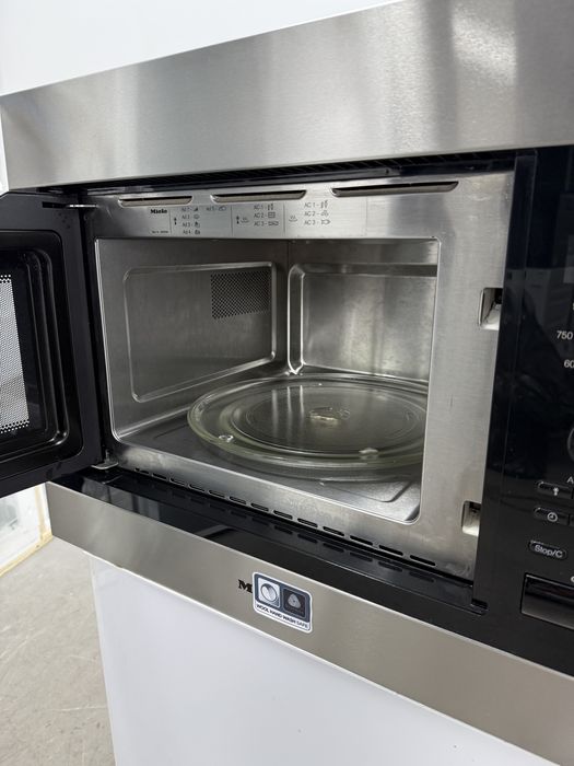 Мікрохвильова піч Miele M 8260-2