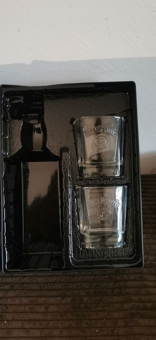 Pudełko metalowe po Jacku Daniels z dwoma szklankami
