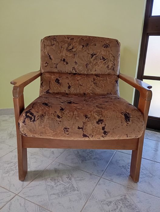 Consinto de sofá em madeira almofadas em tecido