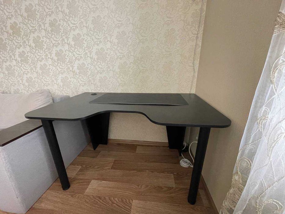Великий комп’ютерний стіл для техніки з отворами для кабелів