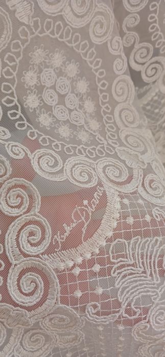 Тюль кольору айворі та біла з вирізом на балкон