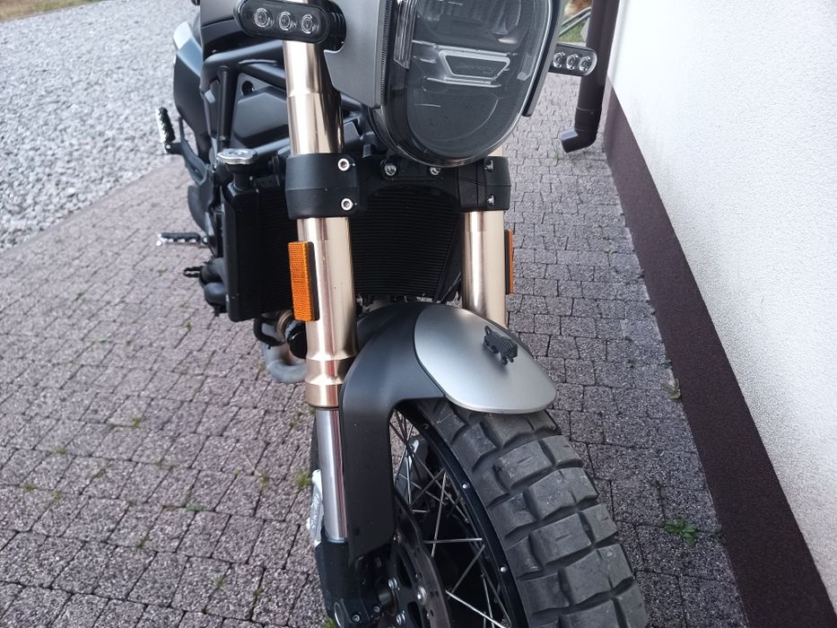 Piękny Benelli Leoncino 800 Trail