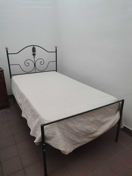 Cama de solteiro de ferro com colchão
