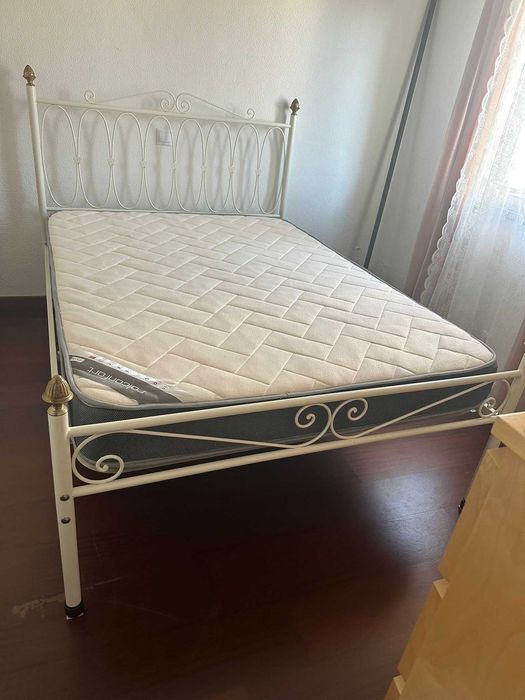 Cama vintage em ferro 133cm X 183cm com colchão