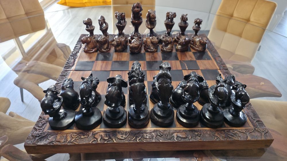 Jogo de Xadrez unico esculpido em madeira