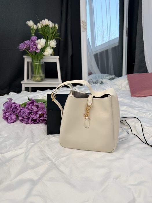 Сумка YSL Yves Saint Laurent Bucket Bag Ivory Leather with Gold