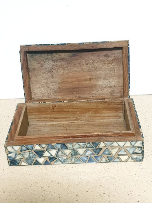 Linda caixa de cigarros vintage com embutidos em pedras lápis-lázuli