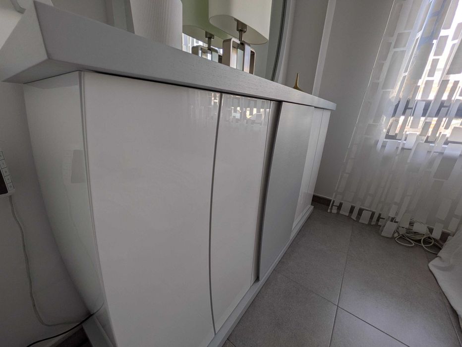 Aparador de sala com espelho em branco lacado e carvalho cinzento | Fly Panamera