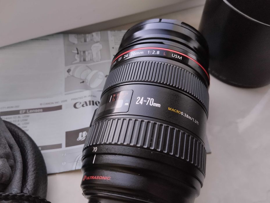 Обєктив Canon EF 24-70mm f/2.8L USM + Чохол, Бленда