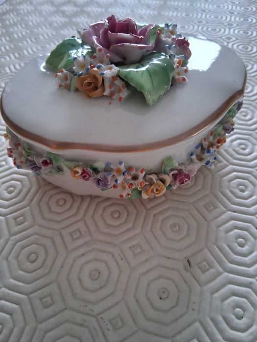 caixa guarda-joias em porcelana da extinta fábrica portuguesa Artibus