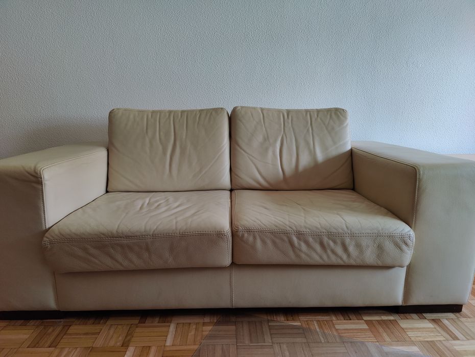 Sofá beje 2 lugares