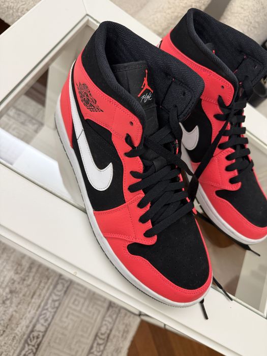 Nike Air Jordan 1 Mid в расцветке 