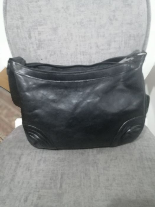 Três Malas de senhora em pele cor preta.