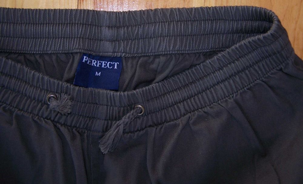 Krótkie spodenki na szerokiej gumce