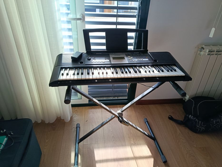 Piano Yamaha +suporte de base + suporte pauta