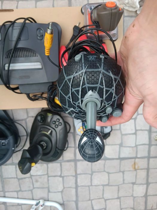 Vendo nitendo 64 com controlos64284491476738124