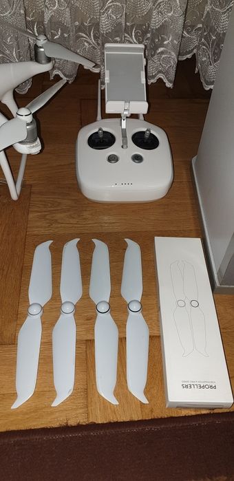DJI phantom 4 + 2 baterii + osłony śmigieł