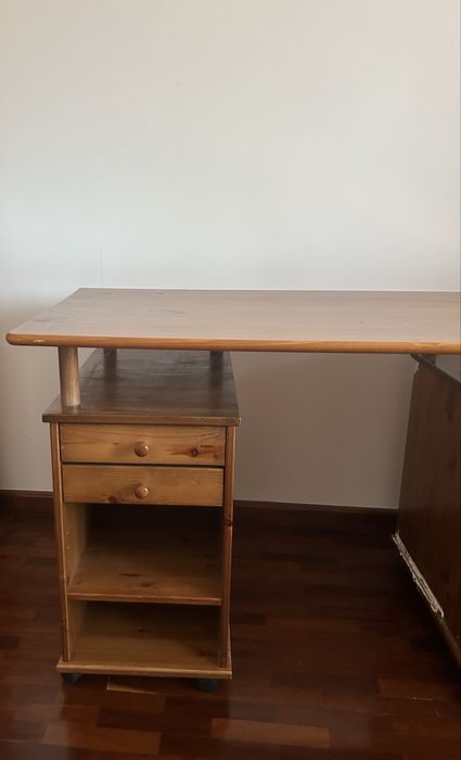 Wooden Desk with Wheels – Excellent Condition64740555406593122