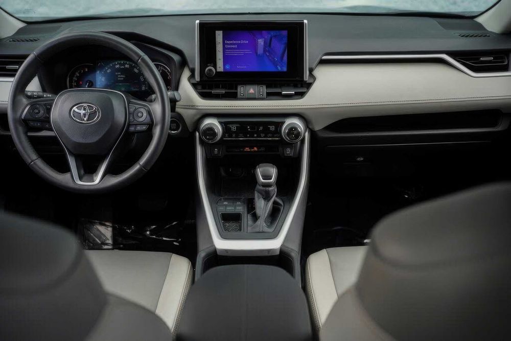 Toyota RAV4 XLE Premium      2023