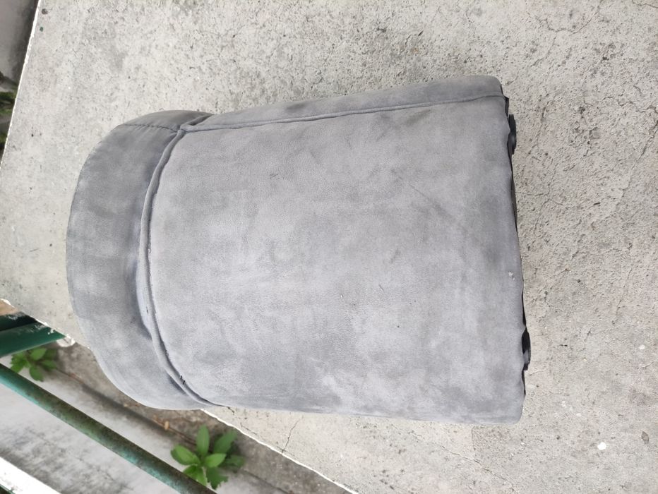 Puff cinzento preto cor de rosa.