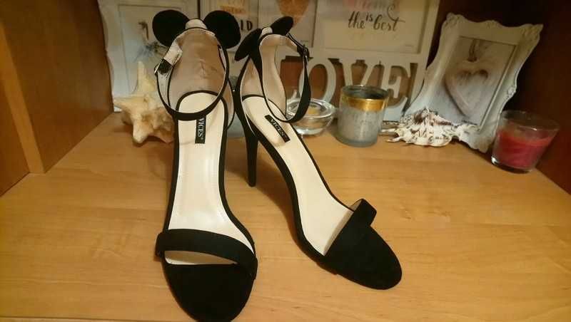 Czarne sandałki na obcasie typu Myszki Minnie rozmiar 39