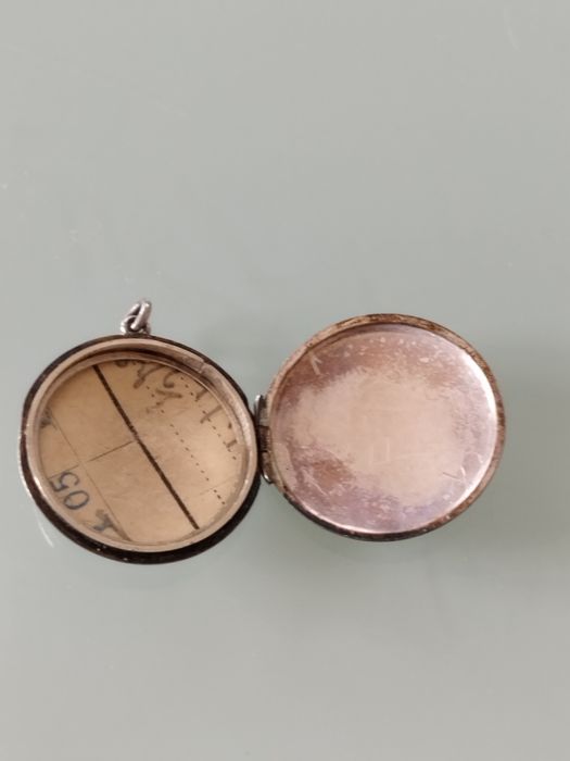 Lindo medalhão de prata art déco para fotos