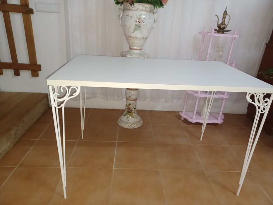 Secretária Ikea com estrutura de metal trabalhado