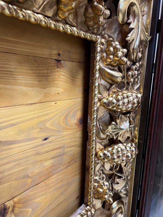 Великий кіот з орнаментом виноградної лози.