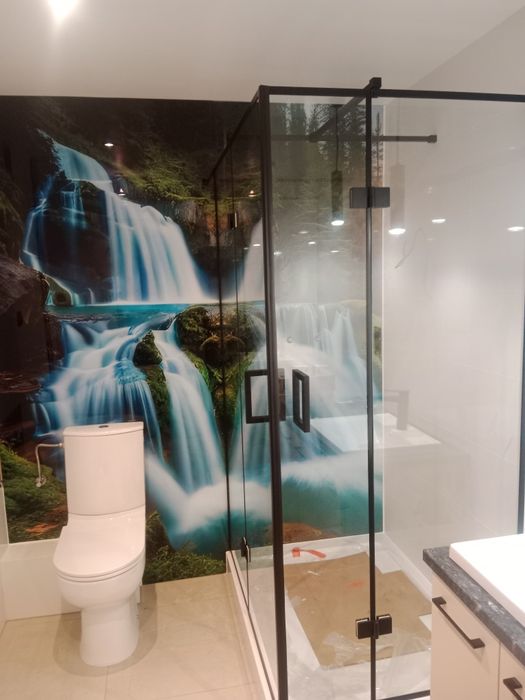 szklarz usługi szklarskie- panele szklane,lustra, kabiny prysznicowe