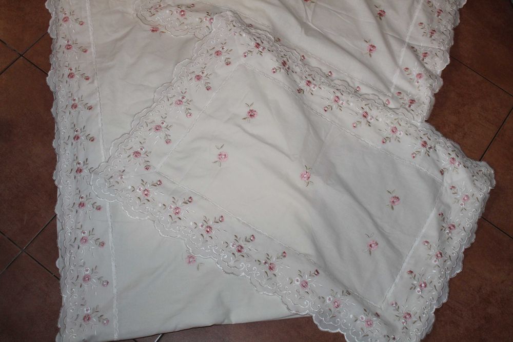 Pościel haftowana z falbanką