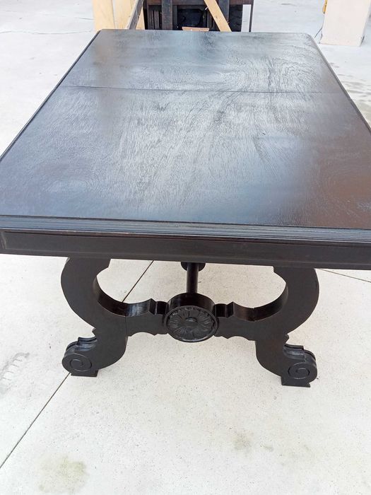 Mesa de jantar em madeira