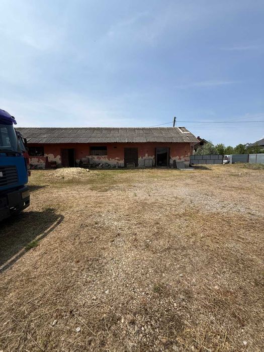 Продається комерційне приміщення з земельною ділянкою в Лужанах