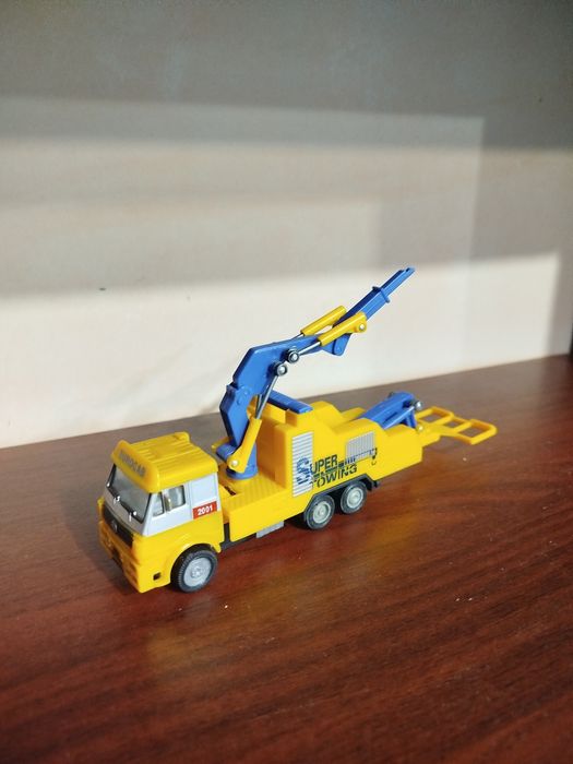 Іграшкова модель евакуатора серії Super Towing. В гарному стані.