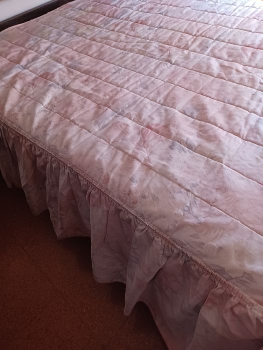 Colcha de casal,fundo cor de rosa ,com desenhos,em cetim. Como nova.