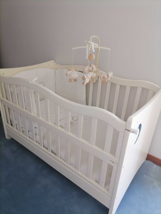 Mobília completa de bebé/criança em madeira maciça lacada