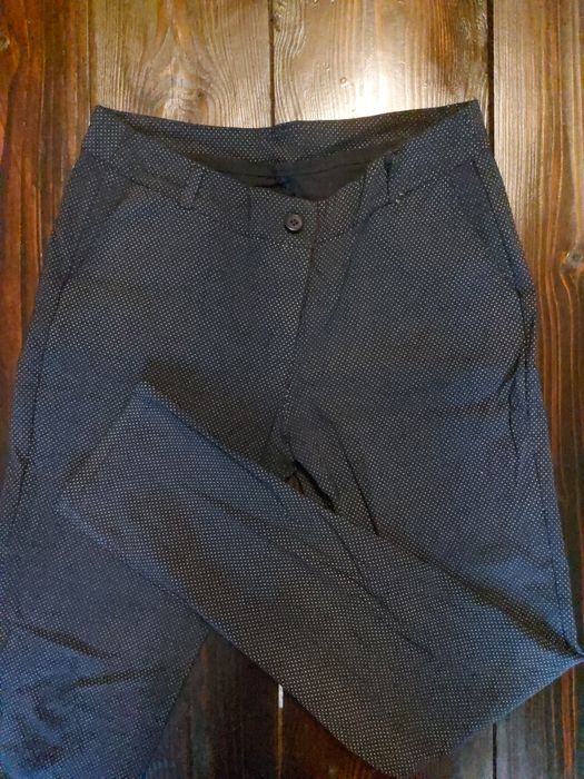 Granatowe spodnie z kropkami