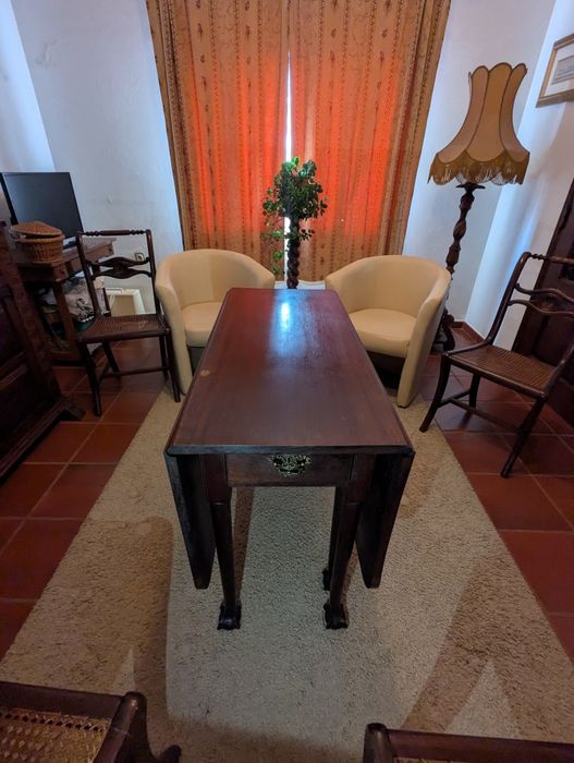 Mesa extensível antiga de madeira maciça