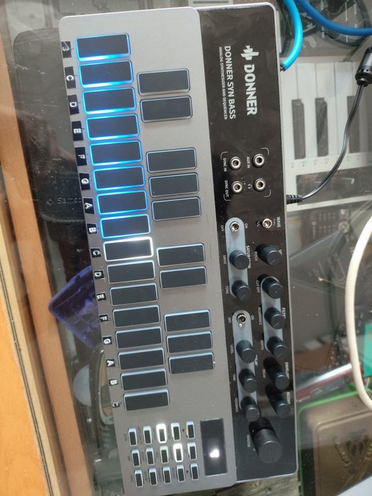 Donner essential B1 syntezator jak 303 td-3