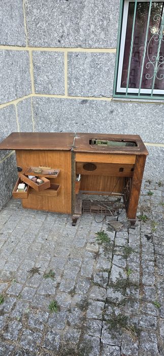 Maquina de costura com mesa