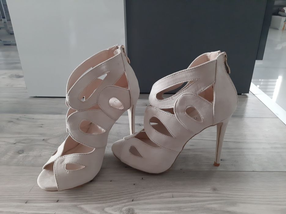 Sandały na obcasie Nowe. 36