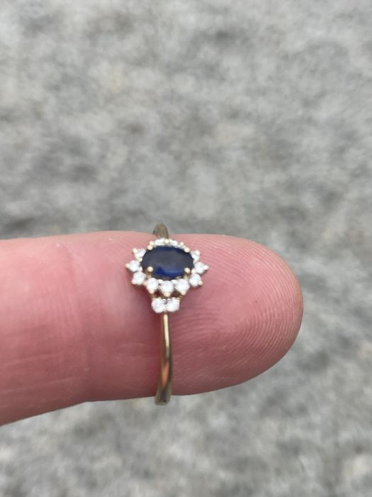 Złoty pierscionek z brylantami i szafirem