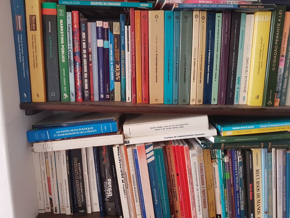 Colecção cerca 200 livros Administração Pública.  Economia. Regionaliz