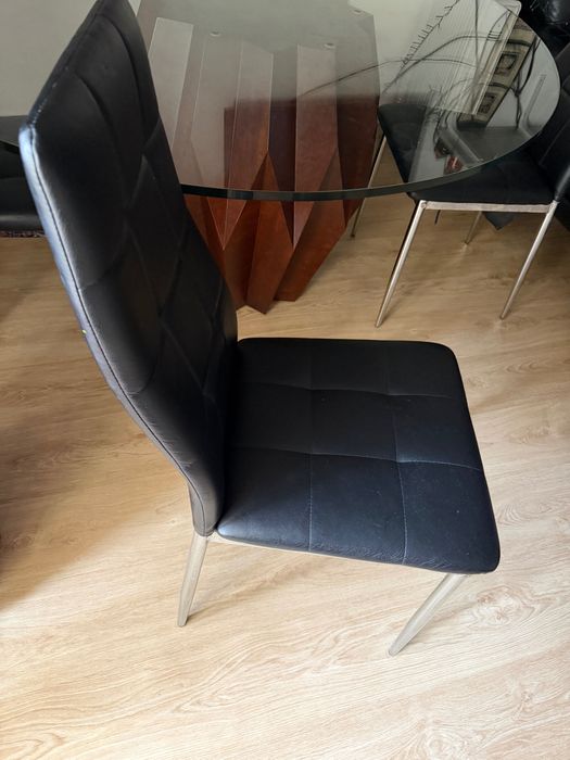 Mesa de jantar redonda com 4 cadeiras