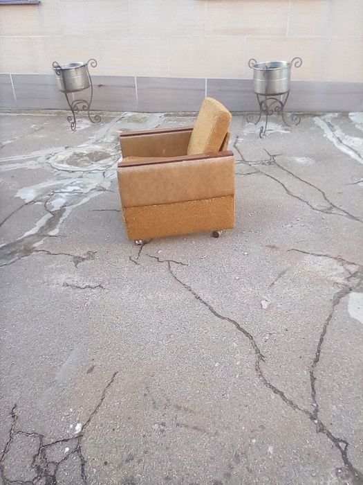 Продаються б/у 2 крісла, письмовий та гостинний стіл