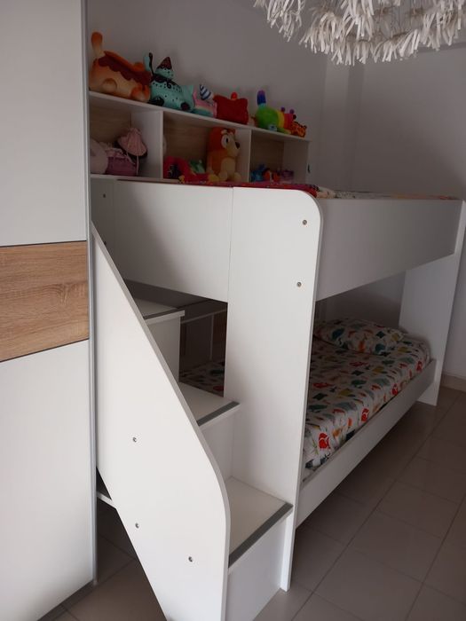 Cama beliche branca e creme