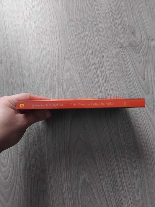 Livro Peter Pan e o Feitiço Vermelho de Geraldine McCaughrean