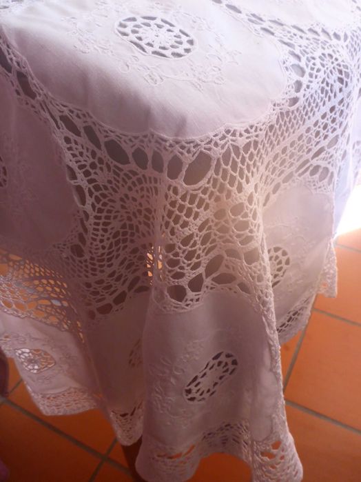 Grande toalha retangular ovalada , linho bordado á mão crochet 240x160